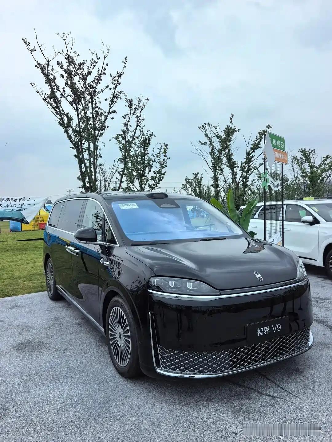 奇瑞现在真能打的大型商务MPV，先看智界V9。5359mm车长、3250mm轴距，2+2+3七座，比传统GL8更长更宽，装人装行李都不委屈。

38.98万起、顶配51.98万，1.5T增程配53.4度电池，后驱综合1320km、四驱1280km，纯电两百多公里，长途不焦虑。

全系896线激光雷达