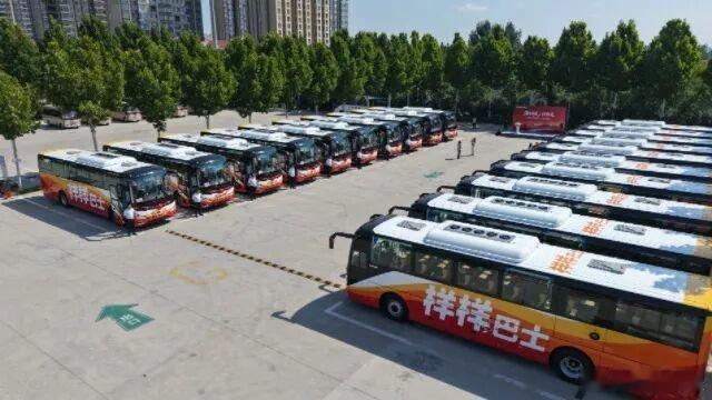 《票价只有高铁五分之一，客运大巴重新火起来了》在高铁网络不断延伸、私家车日益普及的这些年里，长途客运大巴曾经一度陷入客流下滑、线路停运的困境。 ​