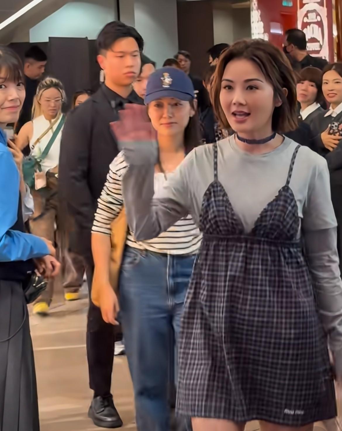 阿Sa最近被拍到走路都有人扶，胸型变化也太明显了吧！网友直接炸锅：这孕味藏不住了？twins演唱会马上要开，要是真怀了可咋整？不过话说回来，杨千嬅当年怀着儿子照样开唱，容祖儿side track也是坐着唱完全场。要我说，真怀了反而更想看，挺着肚子唱《下一站天后》，票不得抢疯啊！
