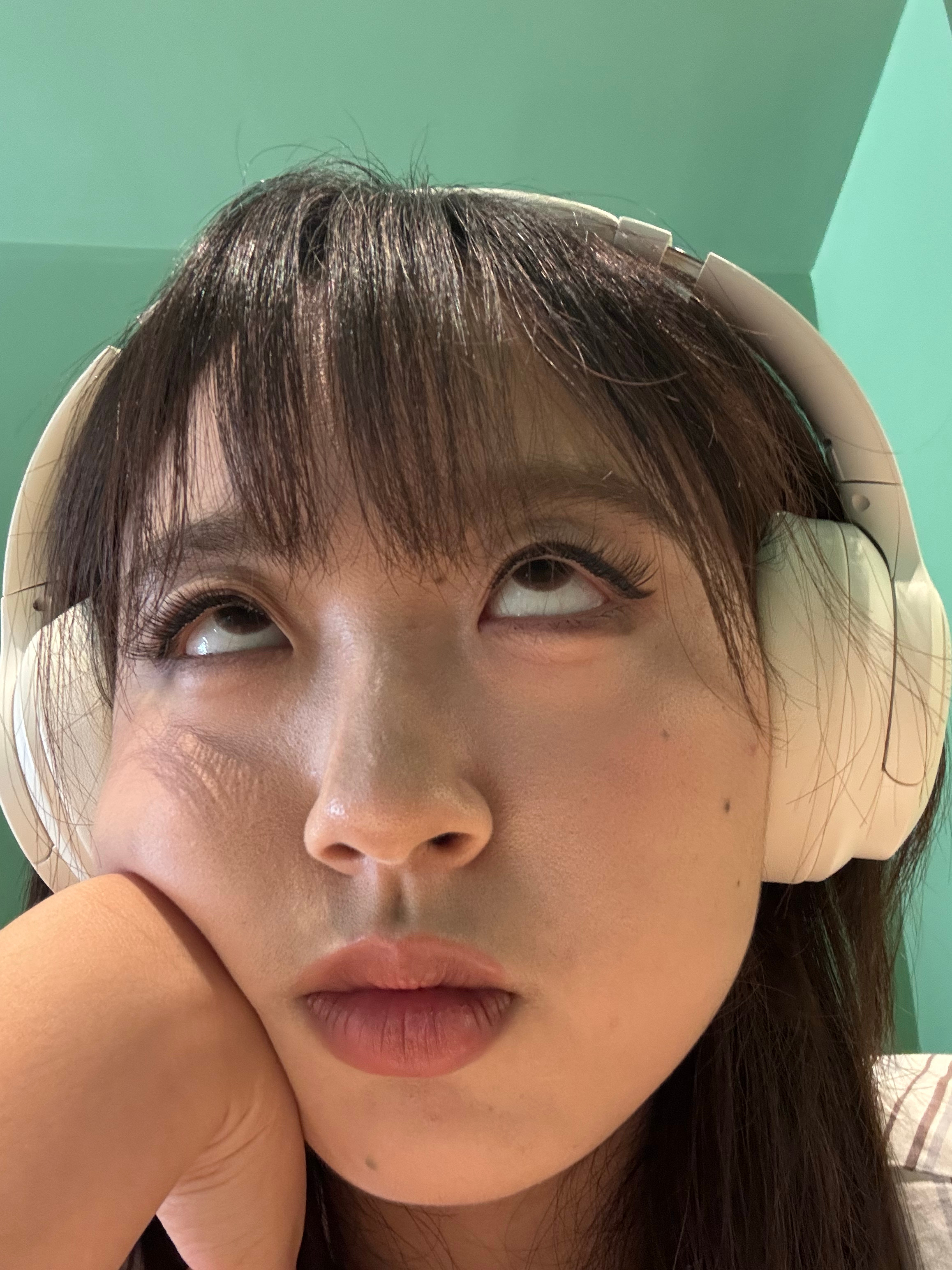 我靠我应该这个周末回家。。这个咖啡店上周给我冻屎这周给我热屎。。课怎么这么多。。我是一个只想每天吃吃喝喝还不长胖的小女孩。。现实确实饱一顿饿一顿没事惩罚自己爬个坡虐待自己的身体和胃也没瘦多少的深井冰一枚呀。。。好无聊好没劲南京天天这么多人来玩到底有啥好玩的。。来个陪伴型机器人好吗 ​