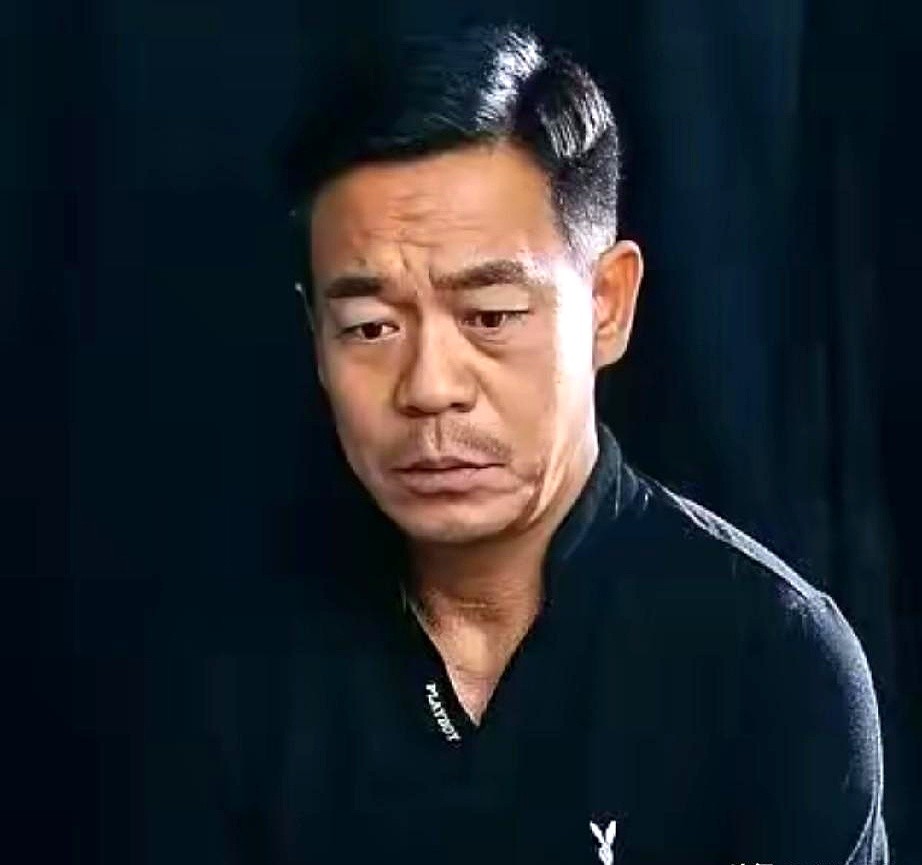 58岁没老婆没孩子，孙浩被问烦了直接撂下一句话：与其勉强凑合，不如去扛沙袋。

唱过《中华民谣》，也在《扫黑风暴》里飙过戏，到了这把年纪，旁人总爱盯着他的被窝看。可他日子过得比谁都定心，下了戏就回家陪父母吃口热乎饭，空了就琢磨剧本。在他眼里，找个不合拍的人在同一个屋檐下互相折磨，那才叫真受罪。

结