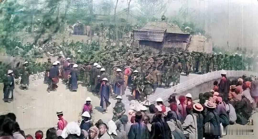 1901年，山东巡抚袁世凯扶生母灵柩回乡安葬。嫡兄袁世敦竟穿一身红衣拦在祖坟外，当众冷斥：“你生母是妾，没资格进袁家祖坟！”袁世凯又惊又怒！
 
送葬队伍停在袁家祖坟山门外，白幡在风里哗哗地响。袁世凯松开扶着灵柩的手，木架上的凹痕慢慢弹回原状。
 
他朝山门走，麻布鞋底蹭过碎石路。袁世敦还站在石阶上
