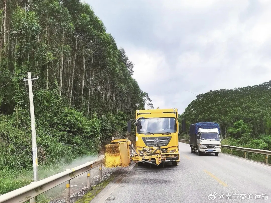 【平陆运河沿线重点通行路段提质整治    疏运通道有“颜值”更有“安全值”】

平陆运河通江达海，沿线疏运通道是物资集散和群众出行的“最先一公里”。近日，邕宁公路养护中心聚焦平陆运河周边重点通行路段，从路面到边沟、从标牌到护栏，展开了一场全覆盖、精细化的专项养护治理，让疏运通道有“颜值 ​
