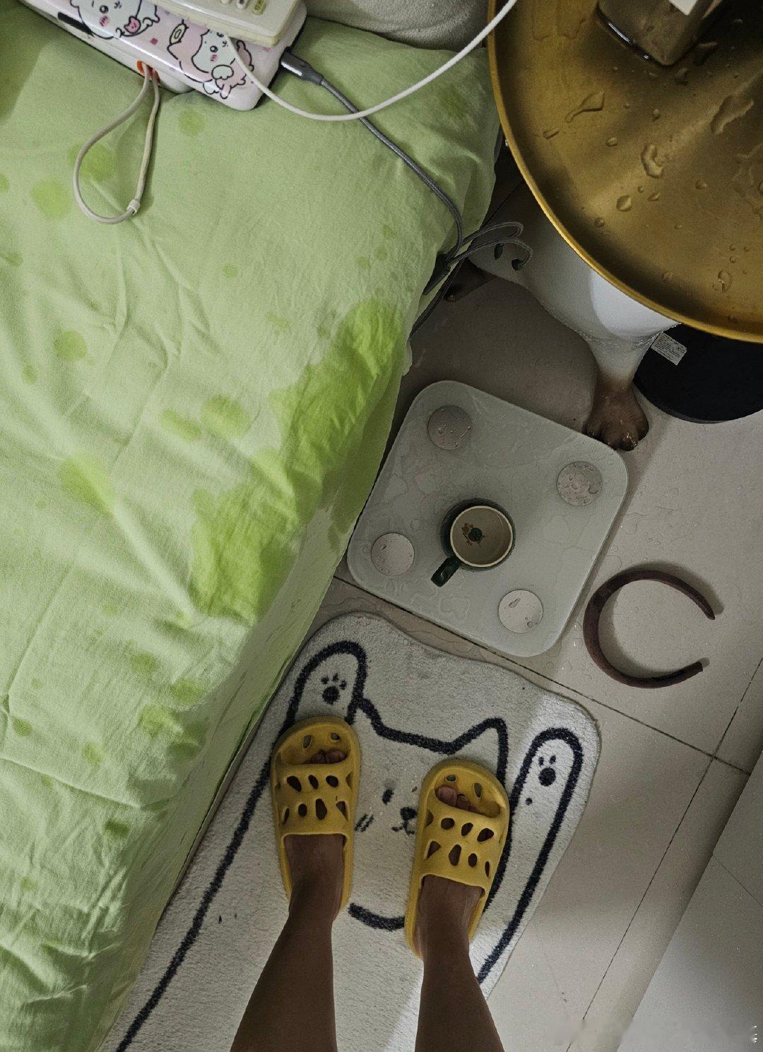 谁懂，我看一个ai机器人短剧在抹眼泪，孩子给我搞事把床头水杯打翻了！刚换好的床品湿了一大块……[无聊]
还好没有打碎，不然我真的要揍咪了，你知道这个杯子多贵吗！[捂嘴哭] ​