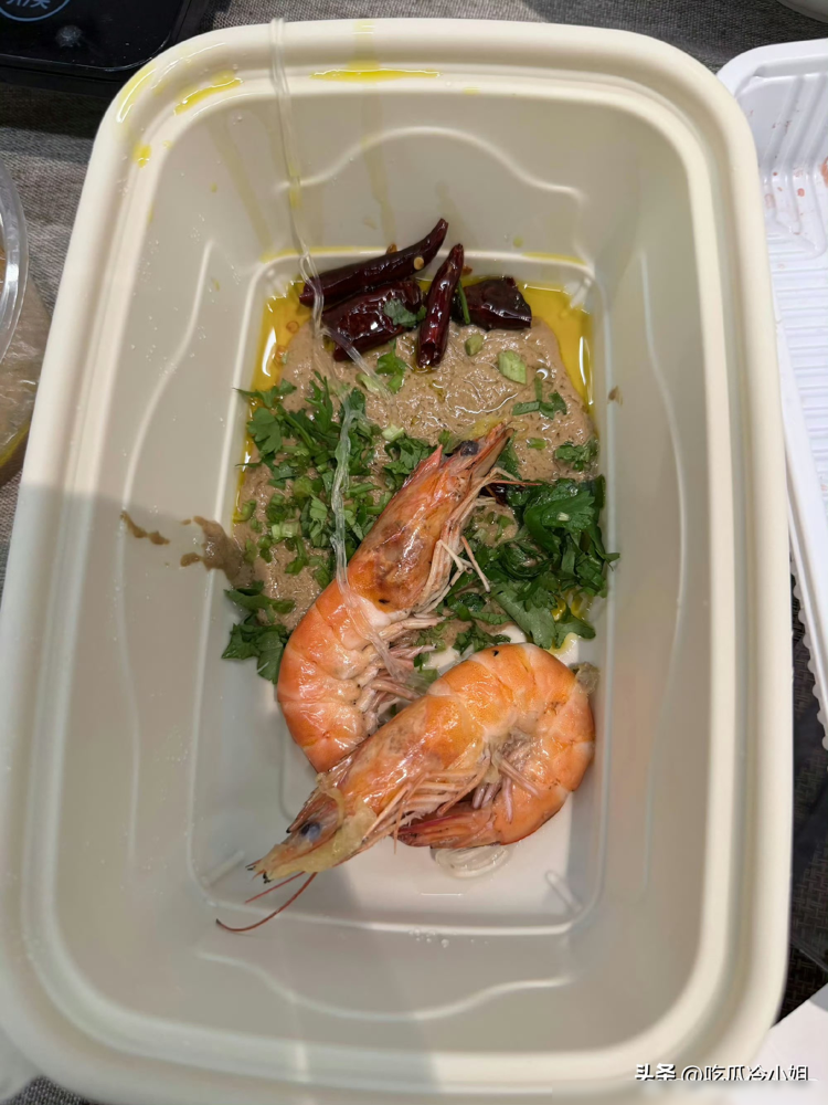 凌晨三点，宿舍厨房还亮着灯，锅里咕嘟着一锅酸菜。
曾辉和唐九洲刚从排练室回来，练五公的《一生所爱》，浑身快散架。俩人进门就闻见味儿了。
小沈阳坐那儿等半天了。他自己早吃过一轮，愣是没收拾，就为给他俩留口热的。东北汆锅底，酸菜打底，肉片码得整整齐齐。
俩后辈端着碗，话都说不利索。他就在旁边乐，说