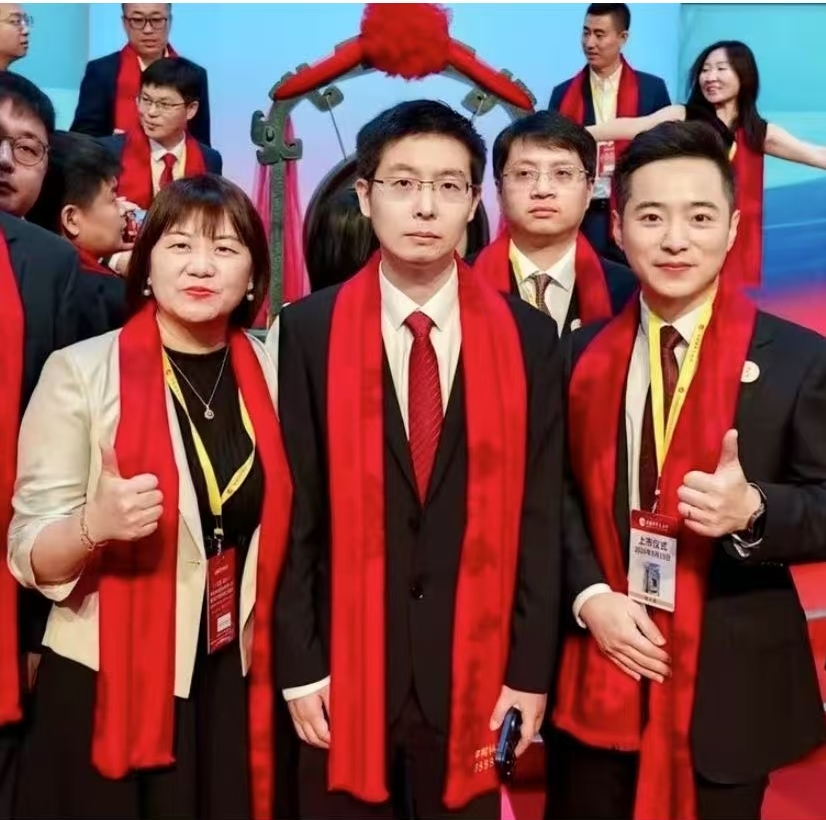 全网都误解了90后首富王兴兴！敲钟全程零笑容，根本不是因为压力大
宇树上市，90后王兴兴一夜千亿身价，登顶新首富。
所有人都盯着他的脸。 
敲钟现场，别的老板都是满面春风、喜气洋洋。
唯独他，全程冷静、面色平淡，一点笑意都没有。
网友清一色解读：
年轻首富太慌了、股价太高压力大、怕后续翻车、不敢乐。