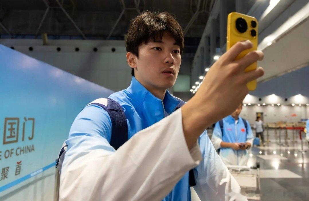 中国游泳队抵达东京，开启2026亚运之旅。[努力]全力以赴，五战亚运！#汪顺开启第五次亚运之旅##顺流而上##汪顺的第五次亚运会##游泳[超话]#（中国体育/荣耀） ​