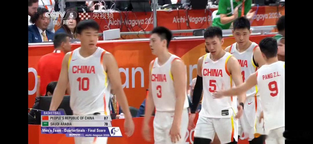 #中国男篮[超话]##中国男篮亚运加油# 每一场比赛都不落下，大家的进步球迷们都能看到，廖三宁歼30 还有因病缺席的赵嘉义，大哥般存在稳定军心的胡金秋，有伤还在坚持的小胡，调整心态状态越来越好的俊杰，年龄最小未来可期的李悦洲，能给对方造成身高威胁的余嘉豪，不断进步的小崔，其实我还想说的是没 ​