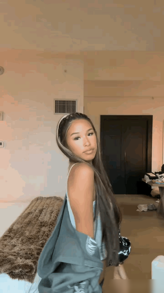 张庭女儿被骂专挑缺点长，这丫头一句话把网友噎住了。
10岁的林家菱直接对着镜头喊：你们不要再评论我的长相了，我又不是靠脸吃饭的！
张庭在旁边问：那你靠啥？
她回：靠嘴呗！还用问吗？
评论区瞬间安静一半。小麦色皮肤，单眼皮，没遗传到她妈那口甜酒窝，网友从头到脚评了个遍。
结果人家早把这事看透