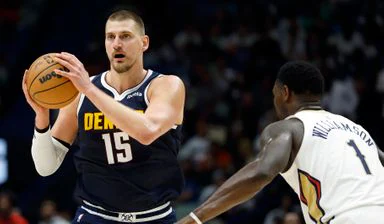 2026年10月28日NBA常规赛，尼古拉·约基奇得到21分、13个篮板和10次助攻，斩获职业生涯第200次常规赛三双。丹佛掘金队以104-91击败未尝胜绩的新奥尔良鹈鹕队，全场未落后过。
贾马尔·穆雷得到23分，阿隆·戈登贡献15分和11个篮板，掘金队在新奥尔良的主客场两连战中完成横扫。
