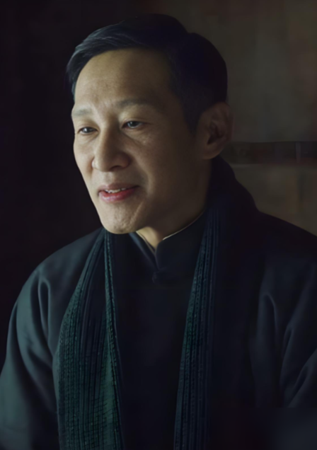 22天的故事硬生生扯出70集电视剧，这波操作把观众看懵了。
回看《新世界》这部剧，阵容绝对王炸。孙红雷、王劲松、张鲁一同台飙戏，看点拉满。
结果大家越看越憋屈。北平和平解放前夕，就这么22天的事，平均一天能演三集半。剧情肉眼可见的拖沓，全网都在骂注水。
面对满天飞的吐槽，导演徐兵直接否认。他说