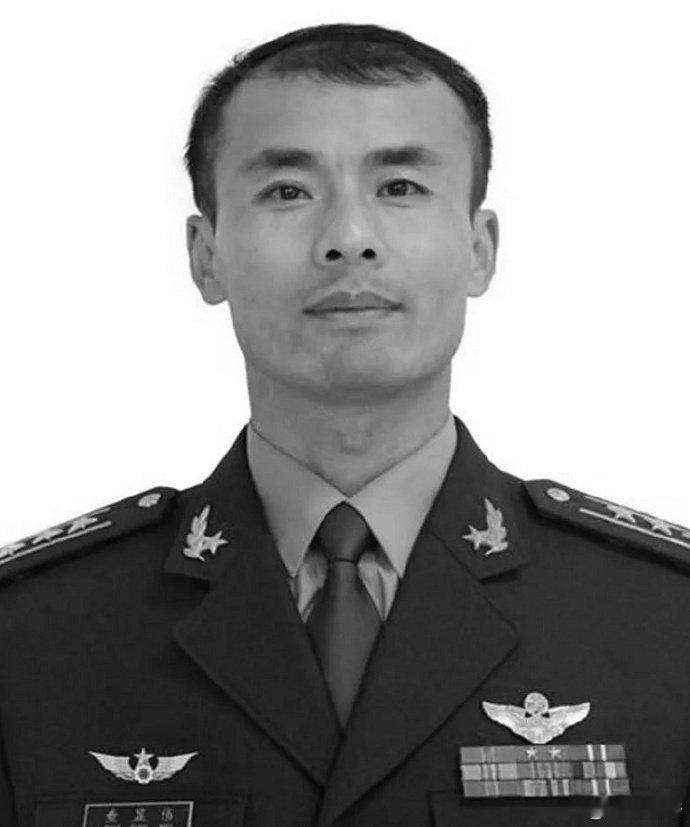 特级飞行员查显伟，在训练中突遇飞机故障，为避开学生公寓、高速路等壮烈牺牲，时年仅46岁。[伤心]
让我们一起记住他的名字：查显伟 ​