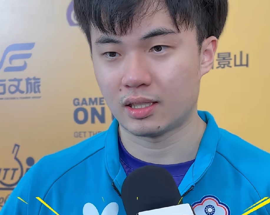 林昀儒这情商，是真高。

日本记者举着话筒用英文问他，他没接，开口第一句选了中文。

其实他英文不差，常年在国外打球，国际采访不是没经历过。可偏偏这次，在主场的采访区，他偏用中文答。

这一招看着轻描淡写，其实分寸拿捏得刚刚好。人家没跟记者红脸，也没摆架子，就是稳稳当当地用自己的母语说话。对面话筒都