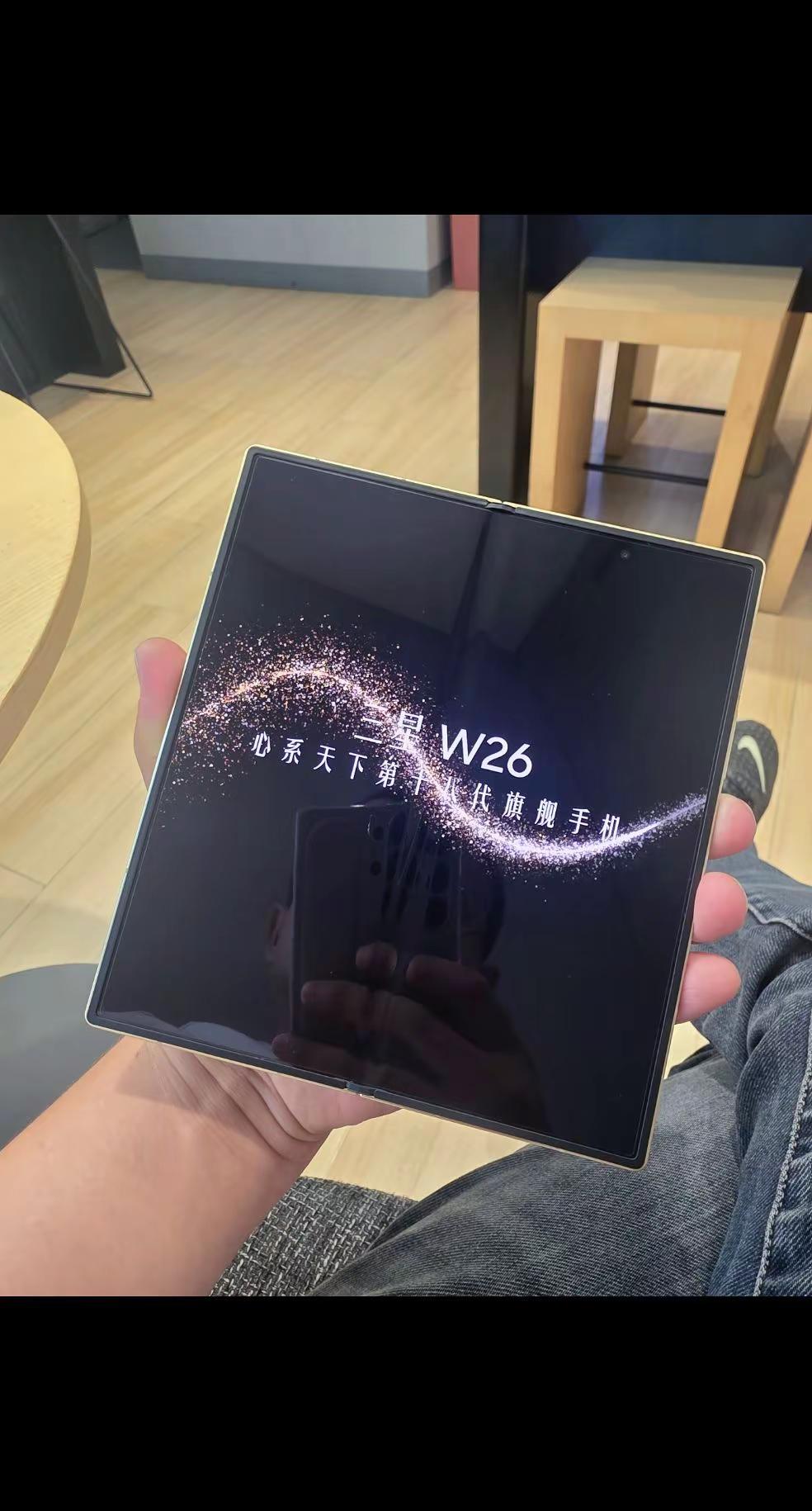 人生～全是迟来的清醒。三星 心系天下W27 三星折叠屏真的会爱 听说再过半个月，你就不是最新款的心系天下了心系天下折叠屏手机 心系天下w26 努力翻开人生的第一本书，才明白老师说的是错的～这个社会没有对与错，只有强与弱！