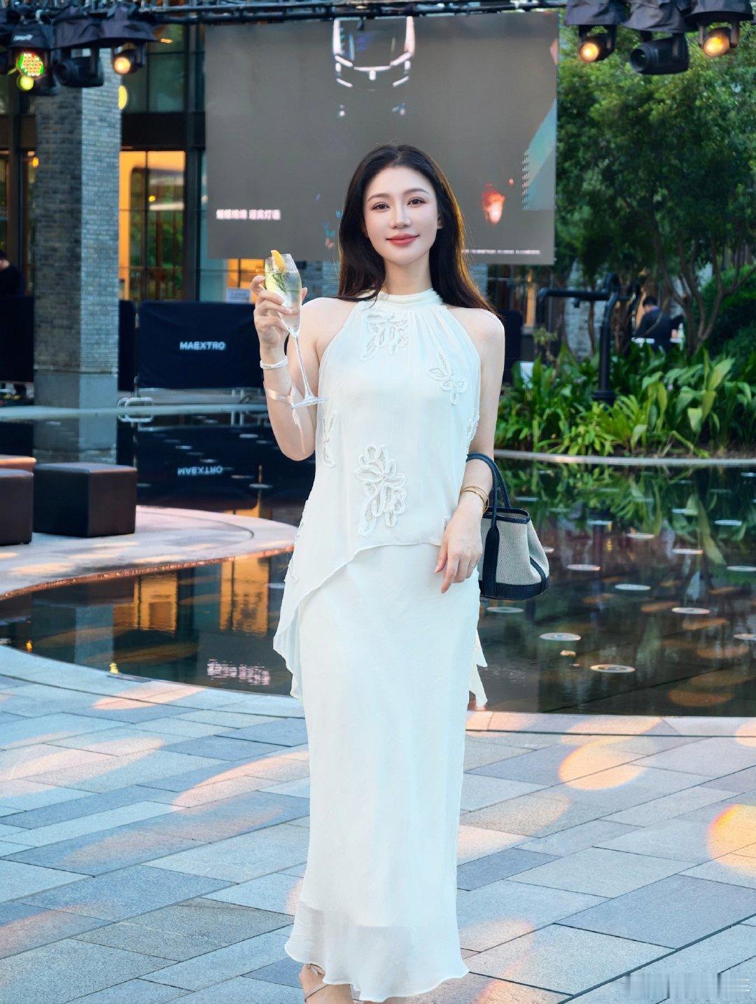 早啊
中秋节快乐
今天怡被邀请去参加全国首家华为臻选店联合尊界城市展厅开业
准备出门了 ​