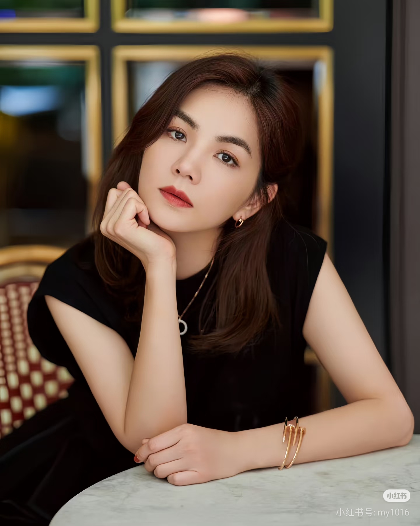 嘉桦Ella，引发热议！

9月11日，嘉桦Ella冲上热搜。原因是她在个人社交平台，选在9点11分，晒出出道25周年的动态，配文：我们25岁啦～祝我们生日快乐，也谢谢你们一直都在。

她手里举着的手写信更戳人，上面写着：“世界改变很多，但有些事没变心。”就这一句话，直接把评论区变成了大型怀旧现场。