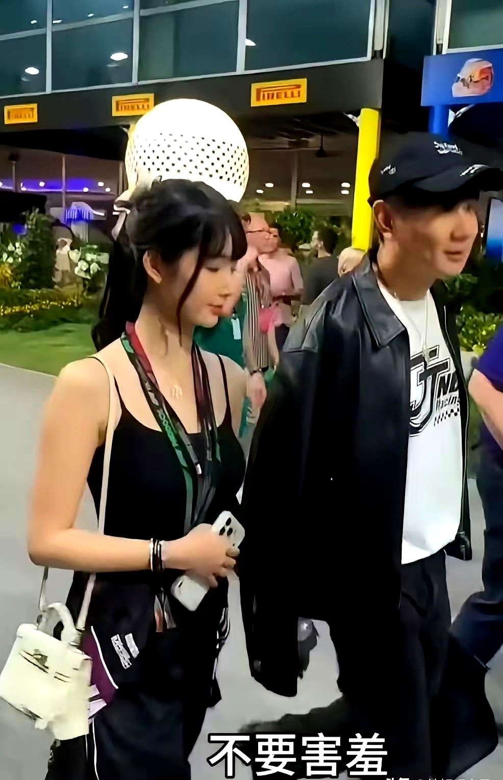 天天传林俊杰要和七七分手，说相差21岁走不远，其实全猜错了。

他在圈里这么多年，什么时候这么大方过？

先是直接带人出席母亲寿宴，正式见家长；接着又专程飞去纽约陪她参加毕业典礼，林妈妈全程跟着，相处得特别融洽。

网上只要一出负面谣言，他每次都直接站出来护着女友，合照也大大方方公开。

家人接纳了