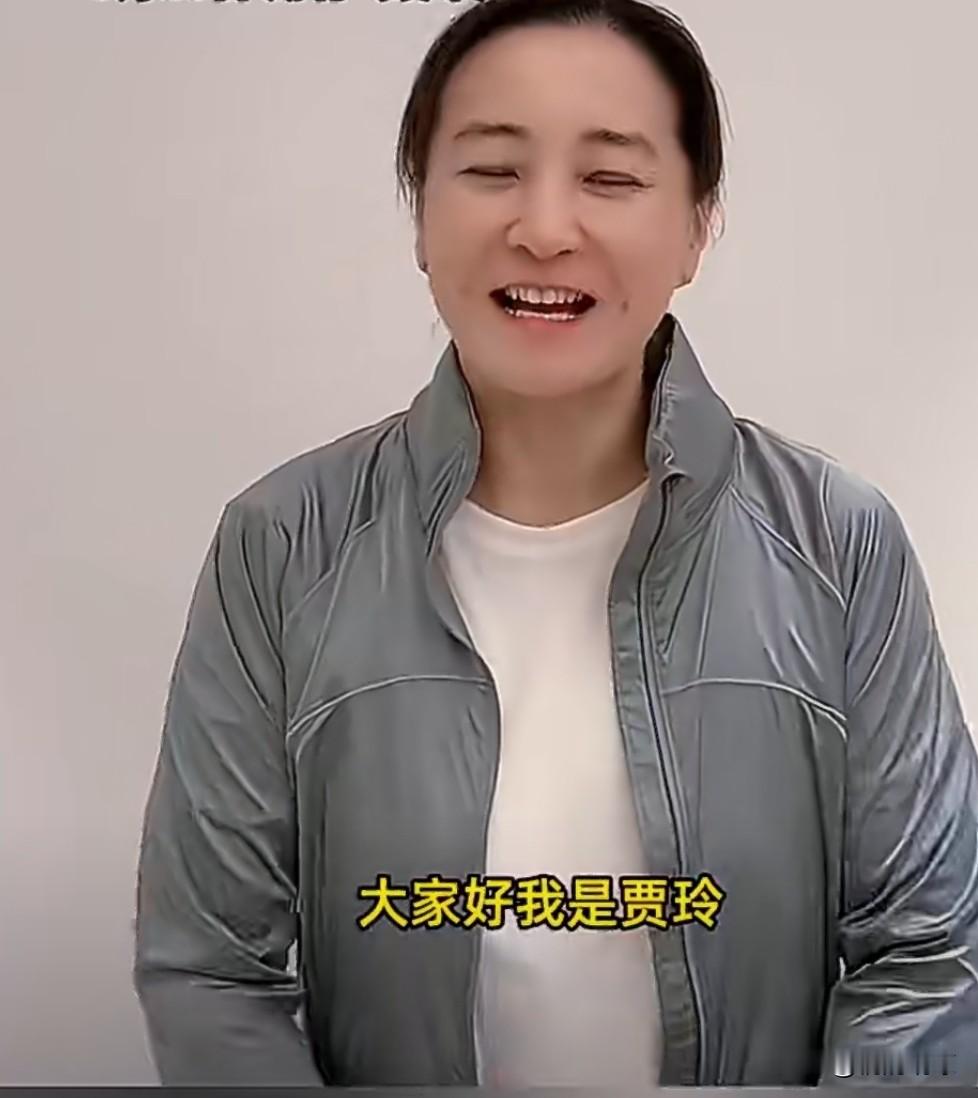 贾玲，引发热议！

9月14日，久未露面的贾玲，突然引发关注，不是有了新作品，而是她为家乡湖北襄阳文旅宣传，状态十分不错，网友直呼：又瘦又好看，差点没认出来！

自从瘦身成功后，贾玲就不再录制综艺了，也很少公开露面，这次难得出镜也是为家乡文旅宣传出一份力。

视频里的贾玲，穿着简单舒适的衣服，看起来