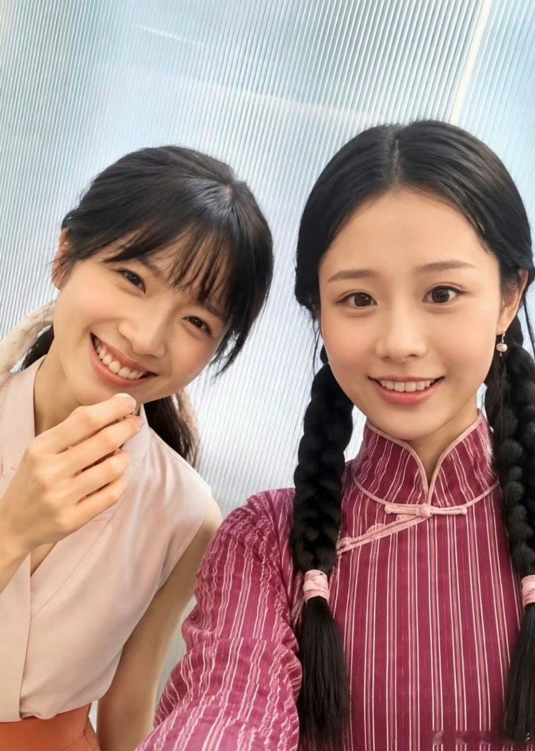 #李思潼王晓慧央视中秋晚会同台#
没想到等来了《阿嬷的情书》的售后
两位主演李思潼和王晓慧要同台登上央视春晚了
据说一起演唱《月下煮茶》
在戏里遗憾错过的谢南枝和叶淑柔
终于在戏外圆了观众的心
这个合作简直太爱了 ​