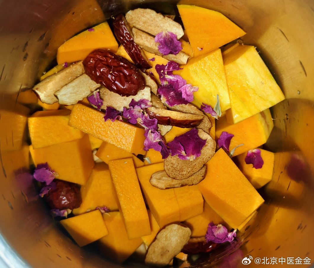 今日早餐❤️
南瓜红薯大枣玫瑰糊糊，清炒包菜，水煮蛋，米酒苹果😍#中医式生活# ​