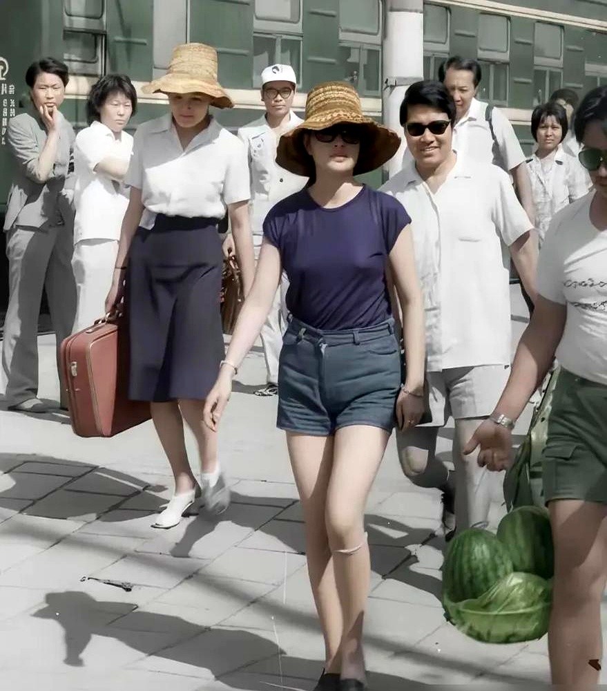 全网都在扒巴黎街头这个穿红裙的女星是谁，扒了一圈竟然没人认出来。

有人猜是杨紫，但看那甩臂的利索劲儿，真不像。这走姿气场简直钉在了地上。

其实不用纠结身份。现在的巴黎是个什么状况？惠英红堵个车，车窗直接被砸，行李当场被抢。万千惠的相机，在眼皮子底下30秒就凭空消失。

再看镜头里这位，走在巴黎街