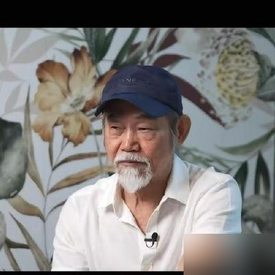 成龙递过来 400 万的客串合同，元华看了一眼，直接推了回去。
转头他接了陈思诚的活，片酬 45 万。在《唐探 2》里演个穿金戴唐装、摇羽毛扇的拳馆师父，戏份就几分钟，全是文戏和插科打诨，连个跟头都没翻。
采访里他说得很直：年纪大了，吊不了威亚，硬要拿那天价去拍打戏，我怕砸了成龙的招牌。而且客串