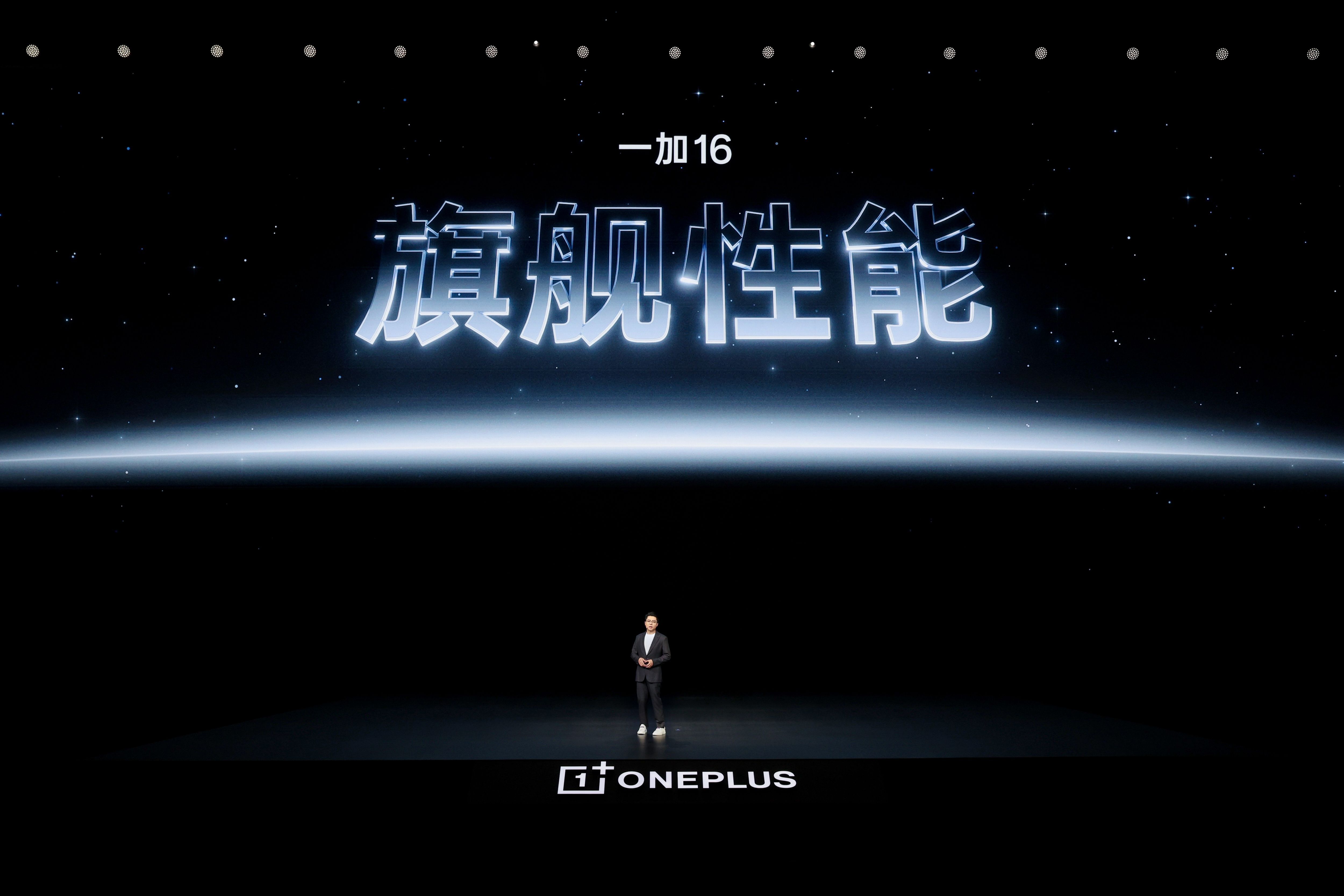 现在旗舰手机堆性能早已内卷严重，但真正能把硬核参数转化为实打实游戏体验的，那#一加16#绝对是今年最狠的一匹黑马。
 
很多手机只拼芯片跑分，一加16直接打通性能、显示、触控、网络全链路体验。搭载第六代骁龙8超级至尊版+全新风驰游戏内核，配合冰河散热系统，彻底解决旗舰机“性能强但发烫降帧” ​