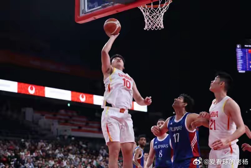 北京时间9月14日，由于李弘权、朱俊龙与赵嘉义3位锋线缺席，王俊杰在亚运会小组赛收官战被安排出任首发。王俊杰成为中国男篮的进攻核心，他全场22中9贡献20分14篮板正负值+35的两双数据，其中得分、篮板、正负值、投篮数、命中数5项数据均是全场最高，率领中国男篮7人上双狂胜菲律宾男篮，成功以3胜0负 ​