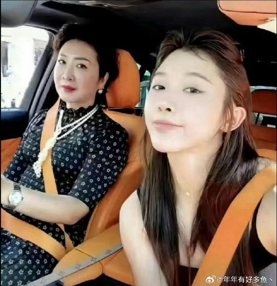 吴艳妮与妈妈，25年前vs25年后 ​