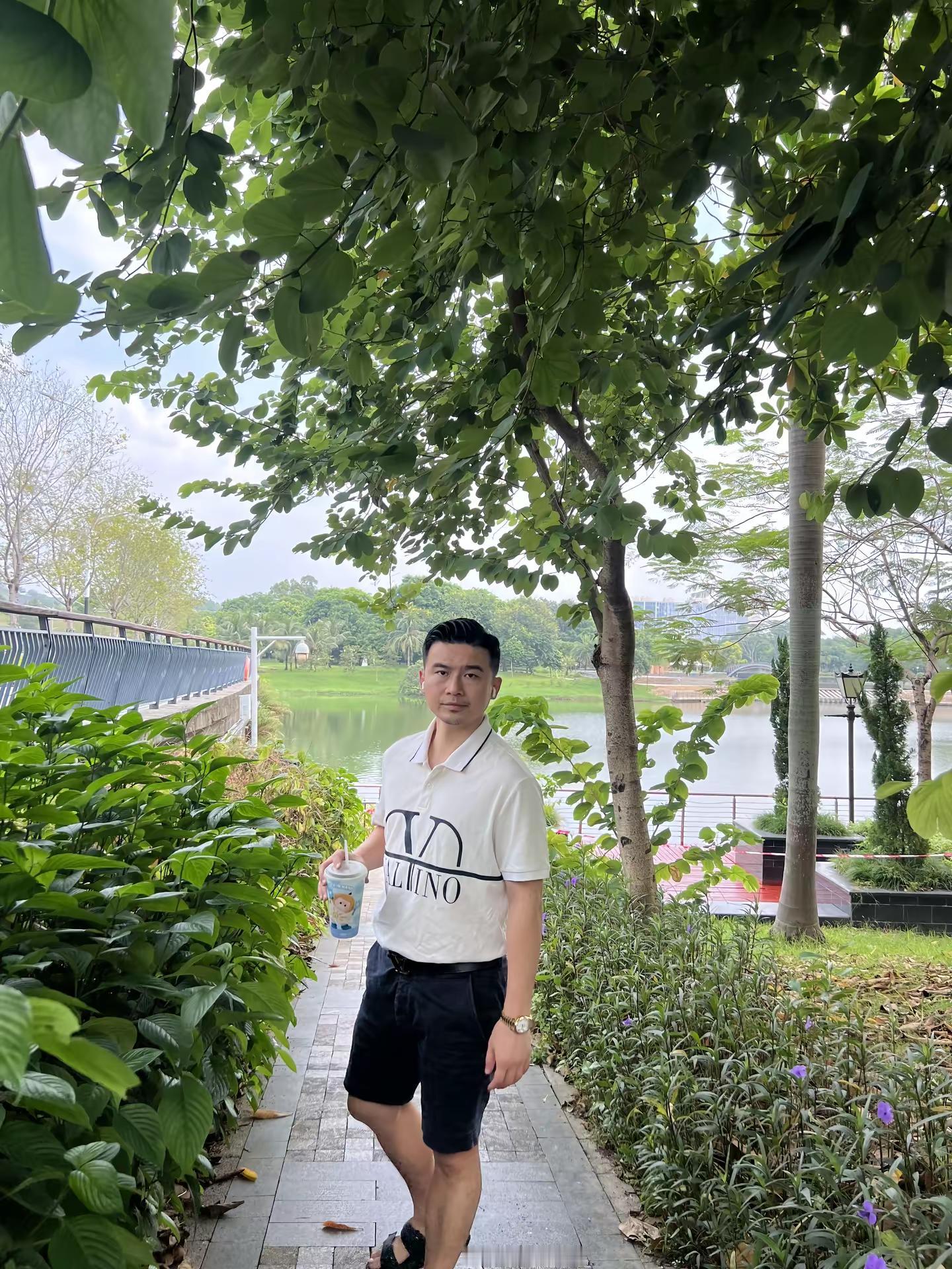 “原生家庭不好的女生、就像路边的流浪猫、谁喂她两口都能摸两下、但永远养不熟……”