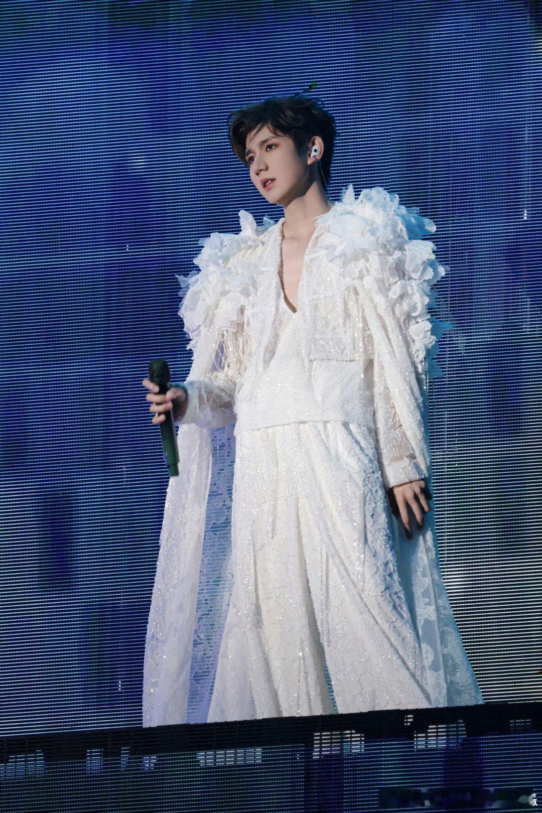 #王源[超话]# 💚#王源宇宙超级无敌大大狂欢巡演# 
王源贯穿了我的整个青春 以前是王源 现在是王源 以后也只会是王源.
​