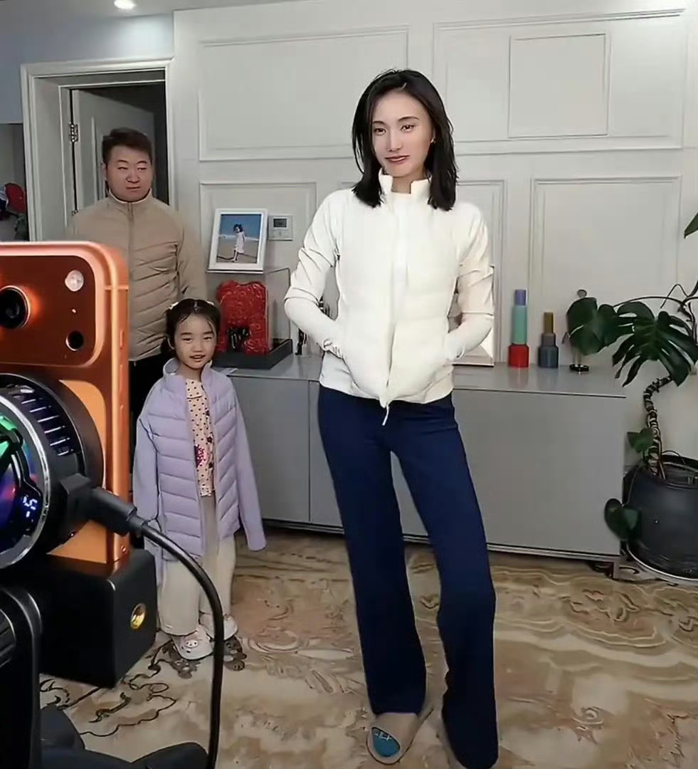 谁能想到，李亚鹏和海哈金喜的女儿夏夏，长相成了网友热议的话题。
 
翻看海哈金喜日常晒出的照片，小姑娘笑容软萌，眉眼圆润可爱。很多网友看完感慨：这就是传说中的隔代遗传，基因真的很奇妙。
 
虽然李亚鹏与海哈金喜已经离婚，但两人都很用心照顾夏夏。海哈金喜经常直播分享带娃日常，李亚鹏也会抽出时间陪伴女儿