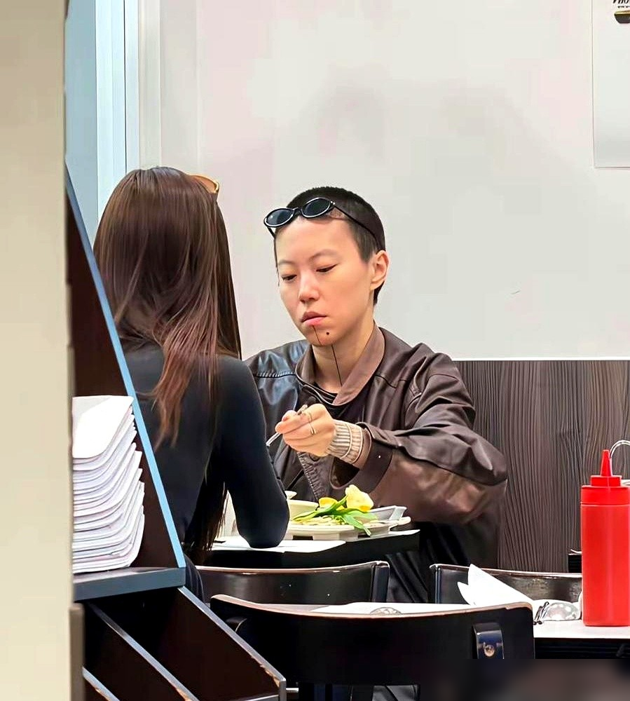 化妆师把窦靖童下巴那条标志性竖线纹身彻底遮没了，现场图一出，全网都在等王菲发火。
结果呢，天后连个电话都没打。
王菲对这孩子，从来就一句话：别纹太多，别后悔。早年在访谈里更直白，你可以不太乖，但你不能学坏。窦靖童染发、退学、纹身，她一概不管，只守这一条线。
有意思的是，窦靖童自己后来说，她压根