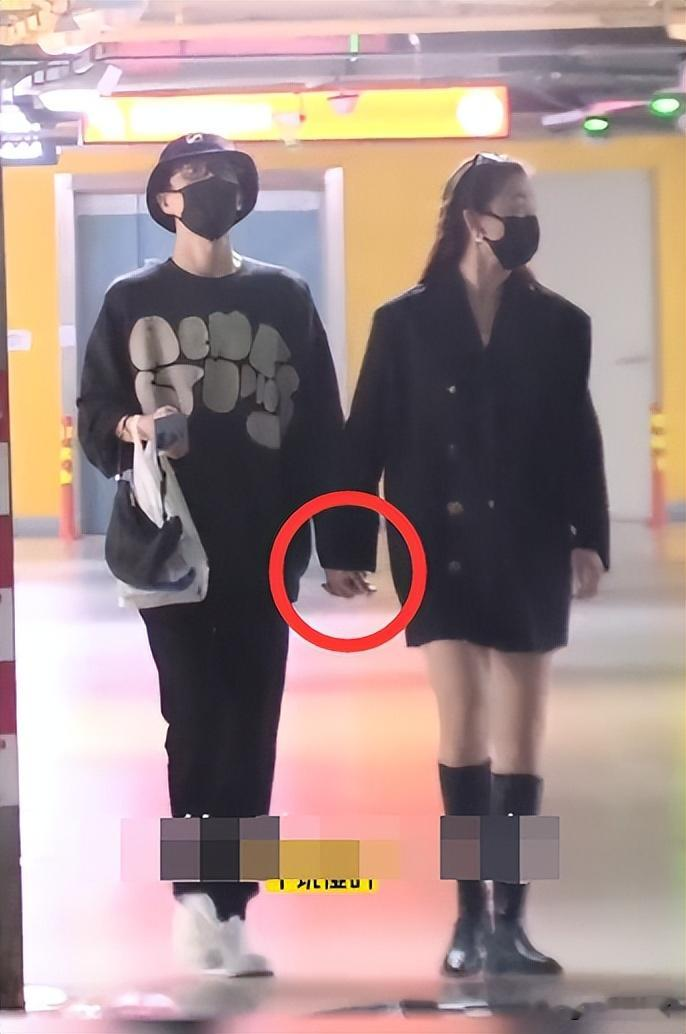 网传许嵩冯禧低调结婚，青春要落幕还是静待官宣？
 
最近许嵩和冯禧结婚的消息冲上热搜，网传两人在深圳海边举办婚礼，消息传得沸沸扬扬。
 
二人2022年因节目相识相恋，四年感情一直十分低调，几乎不合体营业，很少把私生活摆在聚光灯下。不少老粉感慨，听着许嵩的歌长大，如果传闻属实，算是偶像与粉丝双向奔赴