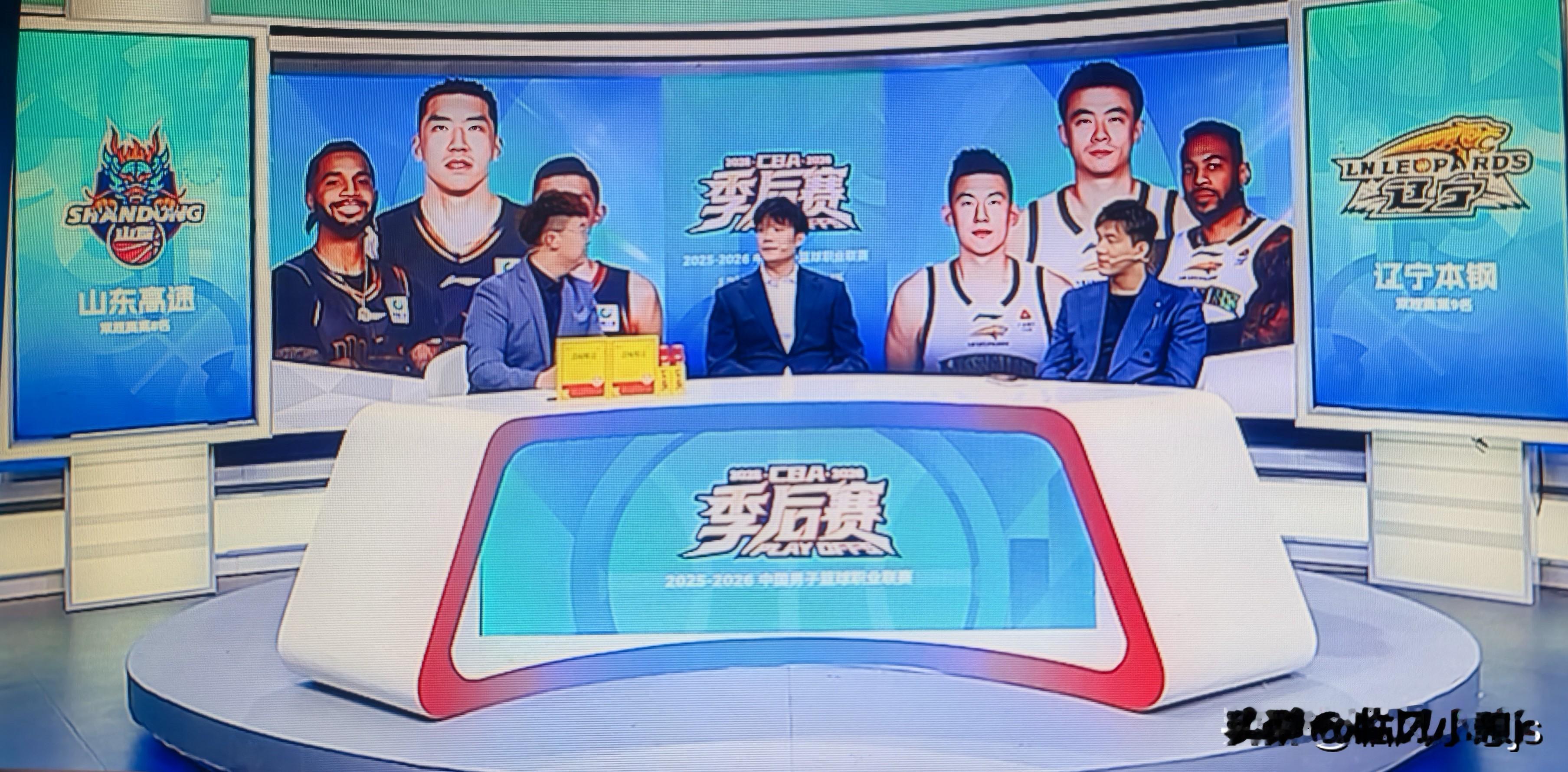 郭艾伦与丁彦雨航首度联手解说，同台点评山东高速对阵辽宁的对决。两人默契...