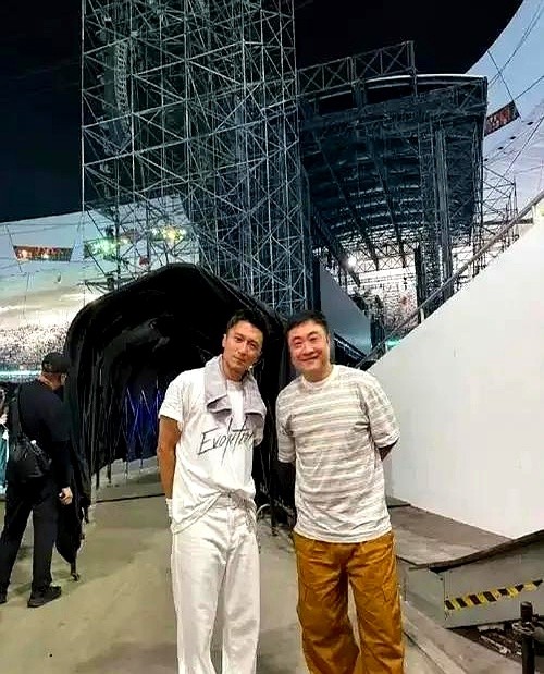 “三蹦子去看法拉利了！”这句神评论，直接把乔杉追星谢霆锋的画面给演活了。

演唱会现场，乔杉举着手机录视频，扯着嗓子喊自己是纯粉丝，旁边站着媳妇莫丹。台上的谢霆锋在飙歌，台下的乔杉跟着嘶吼，每一首都一字不落。

后台合影一发出来，评论区炸了。平时在银幕上抖包袱的喜剧大咖，站到偶像旁边，手脚都不知道往