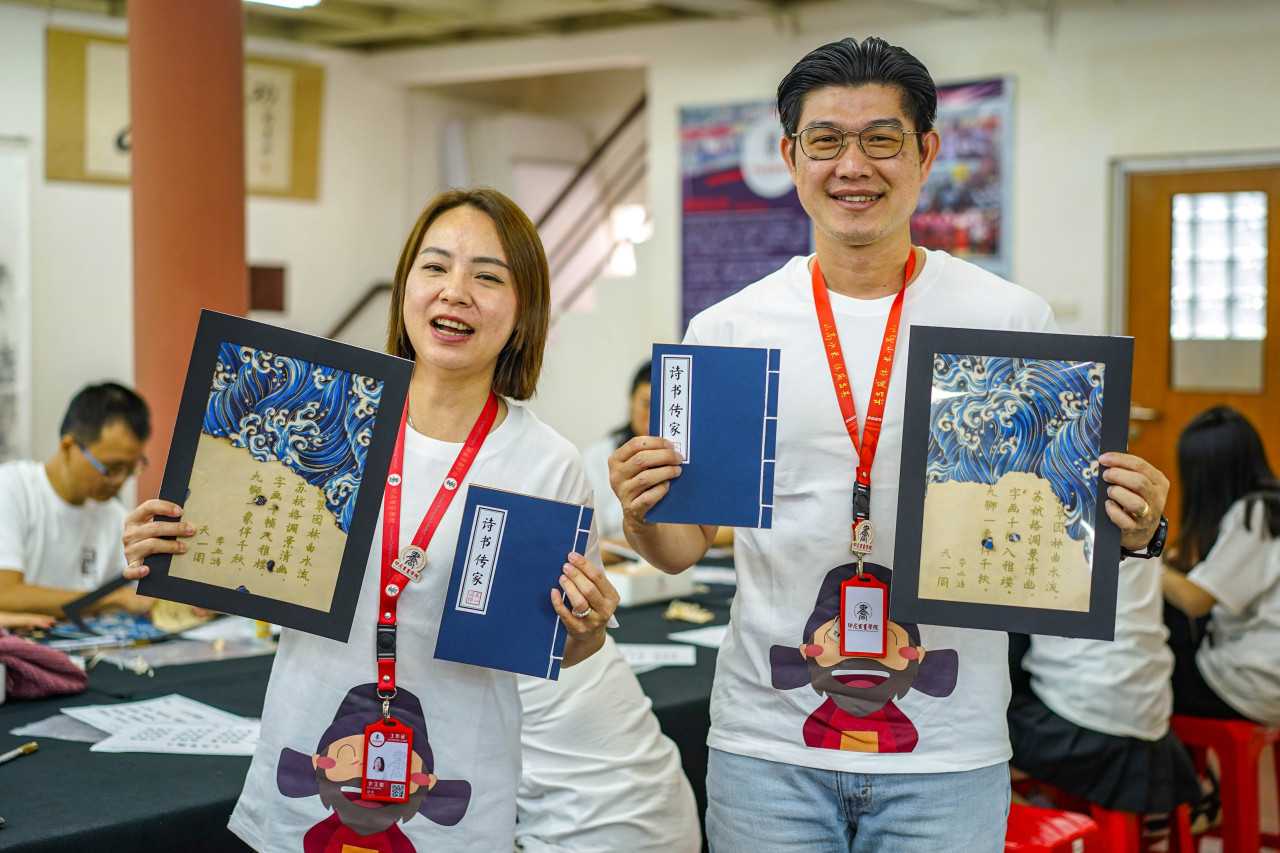 【粽香伴书香，】端午佳节，天一阁博物院将“我陪孩子读经典”云研学课程送...