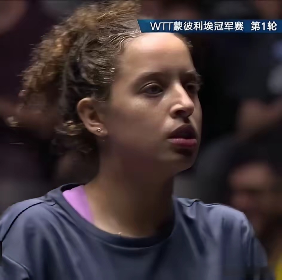 汉娜高达运气不好！
第一轮就碰上世界第一王曼昱，3个9:11，遗憾止步首轮。
纵然是刚刚晋升洲际冠军，怎奈在世界第一面前还是技不如人。两局领先被逆转，只能是甘拜下风。
当然运气也不怎么好，第一局最后一分擦边，第三局最后一分发球失误，估计赛后会伤心到泪如雨下。

去年美国大满贯汉娜高达2-3惜败孙颖莎