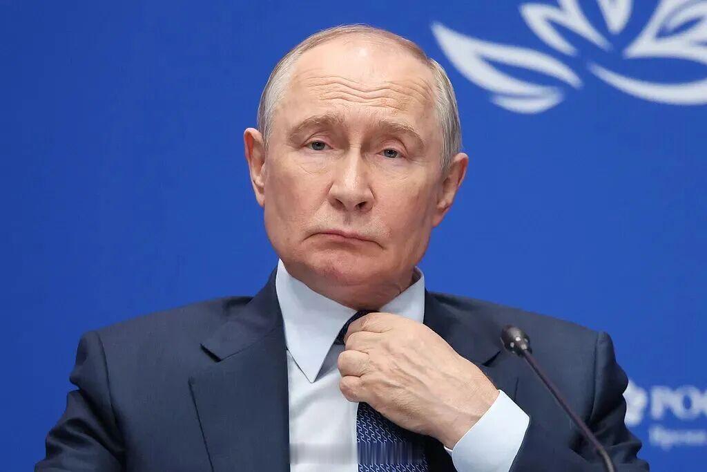 #普京称美国想冻结俄资产是盗窃#【#美国提议冻结监管俄资产遭欧盟拒绝#！普京：“盗窃”对欧元美元地位造成不可逆转后果】据英国《金融时报》当地时间10月14日援引消息人士的话说，美国的和平谈判代表上周在迈阿密与乌克兰、法国、德国、英国、欧盟及北约官员举行会谈，会上抛出解冻部分俄罗斯资产，并 ​