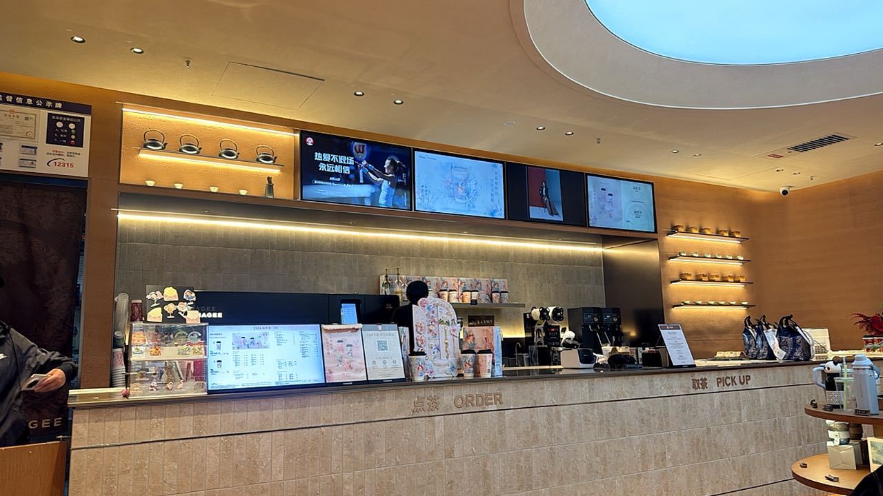 来沾钦文的光了， 店里和小程序给钦文加油的平面广告和之前拍摄的视频大片都在店的中心位置#郑钦文[超话]##郑钦文即将开启中国赛季##网球talking大会# ​
