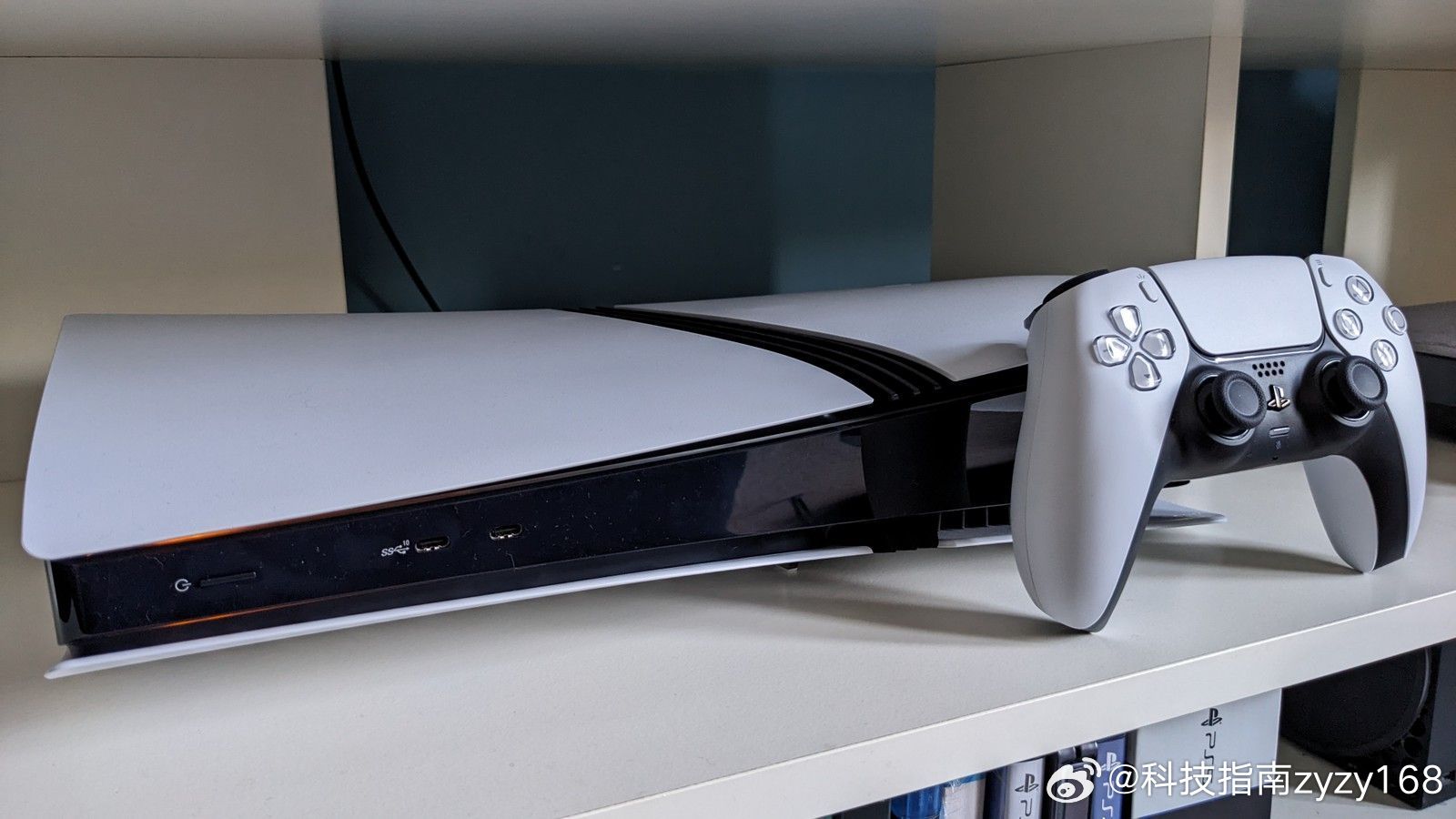 PS5迎来重大破解进展，PS5 Pro也在支持范围
新版PS5破解工具13.60 Relapse流出，支持7.00至13.60固件，原版PS5与PS5 Pro均可适配，数秒就能完成漏洞注入。仅近一周升级到最新系统的主机不受破解影响。
 
这套方案绕过了不少旧限制，玩家可通过移动硬盘安装PKG游戏。但风险不能忽视：破解主机严禁联网， ​