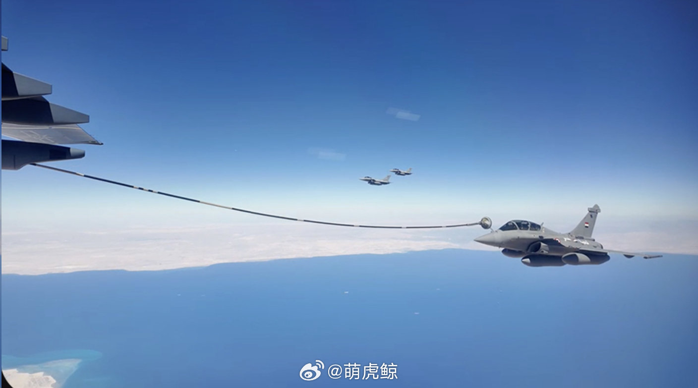 趣图：接受运油-20加油的阵风战斗机 ​​​​