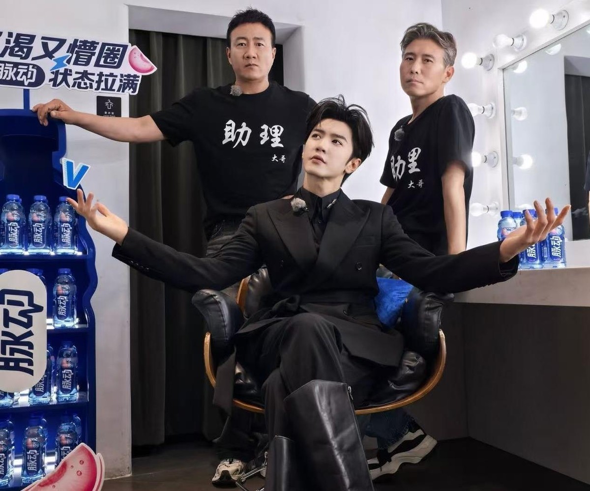 冰箱门合上的那声闷响，像极了共犯之间的暗号。 胡军和李乃文刚对经纪人拍完胸脯，转头就把那几盒没滋没味的减脂餐塞进冷藏格。 两人对视一眼，拽上陈哲远就往外走。 酸汤鱼的蒸汽扑了满脸，炒饭的油光在灯下直晃眼。 他们自己一口减脂餐都咽不下，哪舍得看孩子天天啃菜叶子。 筷子递过去，米饭扒拉进碗里，陈哲远埋头