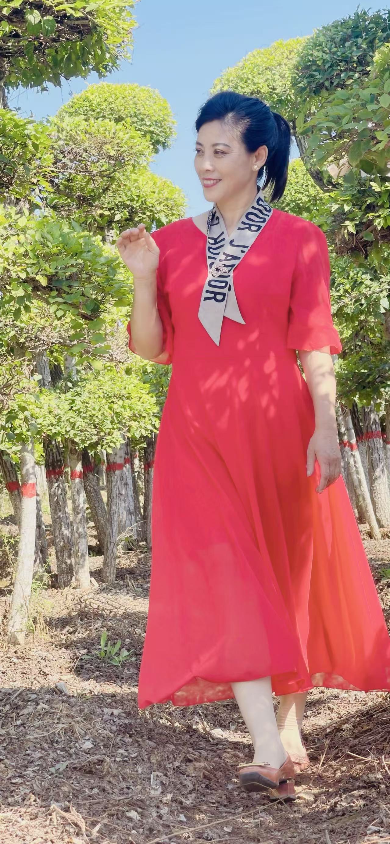 <p>优雅女人 <!--{img:0}--></p><img src=...