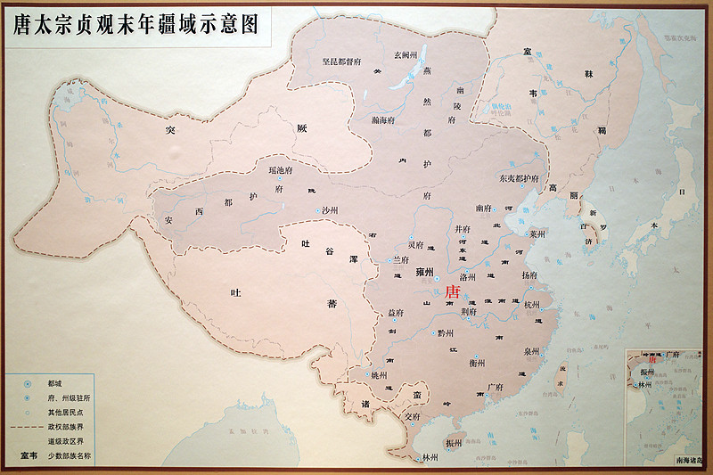 安史之乱爆发的根本原因是什么?根本原因是唐朝节度使制度造成外重内轻，中央集权弱化。唐玄宗后期，均田制、府兵制崩坏，边镇节度使手握地方军政财大权。
内地兵力空虚，边疆重兵云集。加上玄宗晚年怠政，朝政腐败，土地矛盾加剧。安禄山手握三镇重兵，实力足以抗衡朝廷，最终发动叛乱。杨贵妃只是表象，制度隐患才是