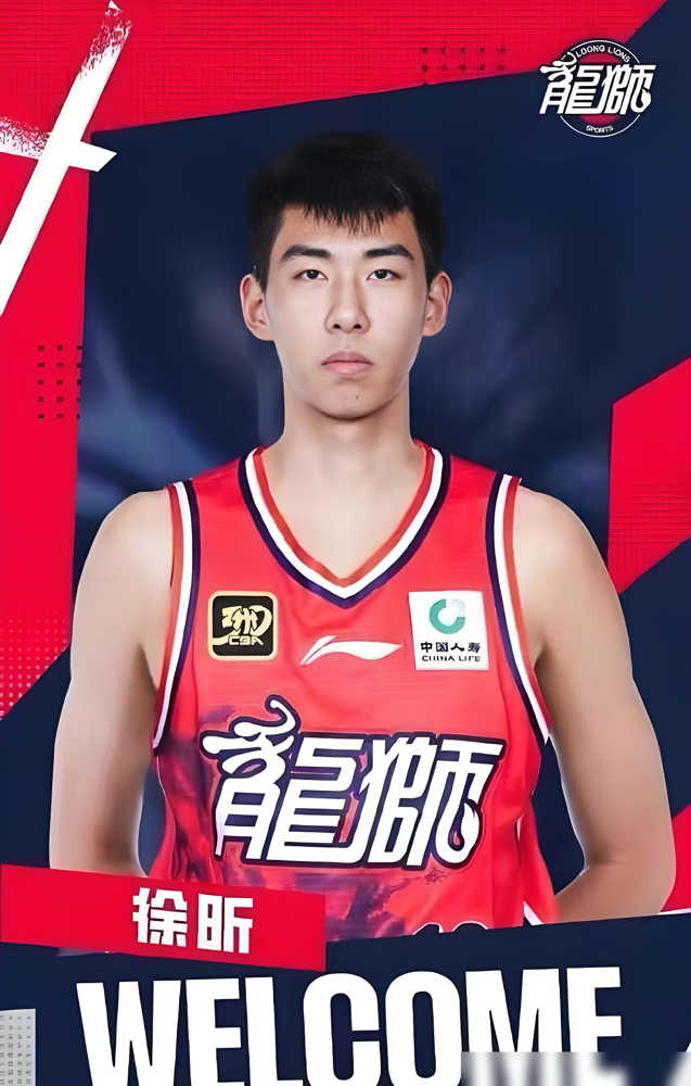 赴美打球的席位还没捂热，NCAA校方就转身去撩塞尔维亚中锋，徐昕这次彻底被架在半空了。
本来广东宏远把路都铺好了。8月中旬刚和广州龙狮谈妥，提前解除4年租借合同，一路绿灯放他去美国练级。
谁知杨百瀚大学转头就找了新欢，留洋计划瞬间生变。
最尴尬的还在后头。翻开8月31日CBA官方注册表，徐昕的