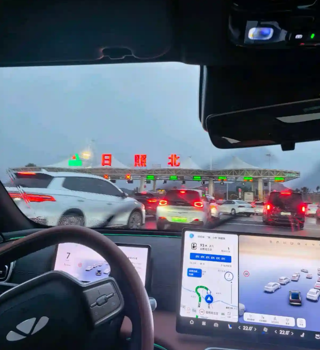 风云A9L官方宣传满油满电2500公里，我没开到过，我平常都是在市区开，长途比较少，上次满油满电出发还是去日照自驾游。
我从阜阳出发，全程高速，长途开起来最省心的就是猎鹰500辅助驾驶，长时间开车不会那么累。往返一千多公里，差不多是它的正常表现。据我了解的情况，大部分车友满油满电也就开一千多公里。【