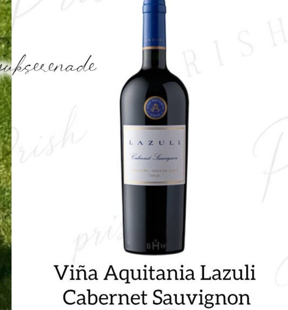 照片中出现的酒款是「Lazuli de Viña Aquitania」，这是一家知名的智利酒莊，位於Peñalolén的Maipo河谷，坐落於安第斯山脈山脚下。
🍇 这是一款高档酒款，採用100% Cabernet Sauvignon葡萄酿造，以黑果香气、香料风味以及优雅闻名。
虽然有不同年份的酒款，我们無法确认照片中是哪一款，但酒莊商店的 ​