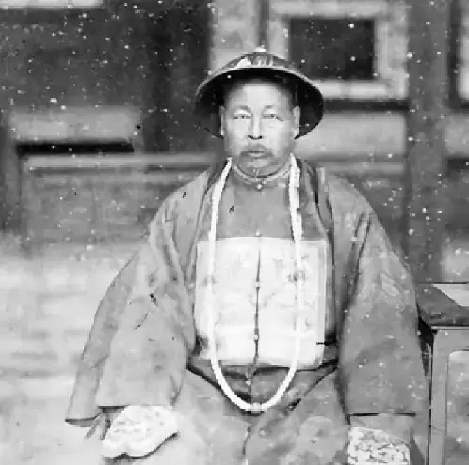 左宗棠灭掉阿古柏叛乱后，活捉了他三个孙子。清廷当即下旨，要将这三个孩子全部阉割。关键时刻左宗棠当众抗旨：谁敢动手？如今再看，才懂他的眼光有多高明。
圣旨送到肃州大营时，左宗棠正和几位将领看沙盘。他展开黄绫卷轴，目光停在朱批的“悉数阉割，以儆效尤”八个字上，没有说话，把圣旨卷好，搁在了案头地图上。
三