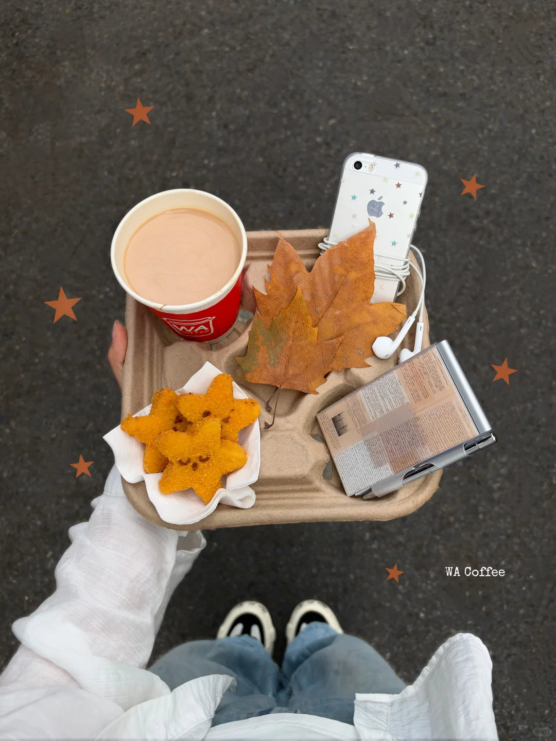 秋日的幸福三件套：热咖啡☕️ 、落叶、小食
桂花酒酿风味热拿铁有秋天的香，红苹果风味热拿铁有秋天的甜。 
周一的疲惫先放一边，偷个闲享受一下～ 
毕竟秋天这么短，当然要好好犒劳自己一杯！随机啾啾堡贝同享快乐☕️#9块9打210杯华莱士WA咖啡##不吃压力之人选华莱士果咖# ​